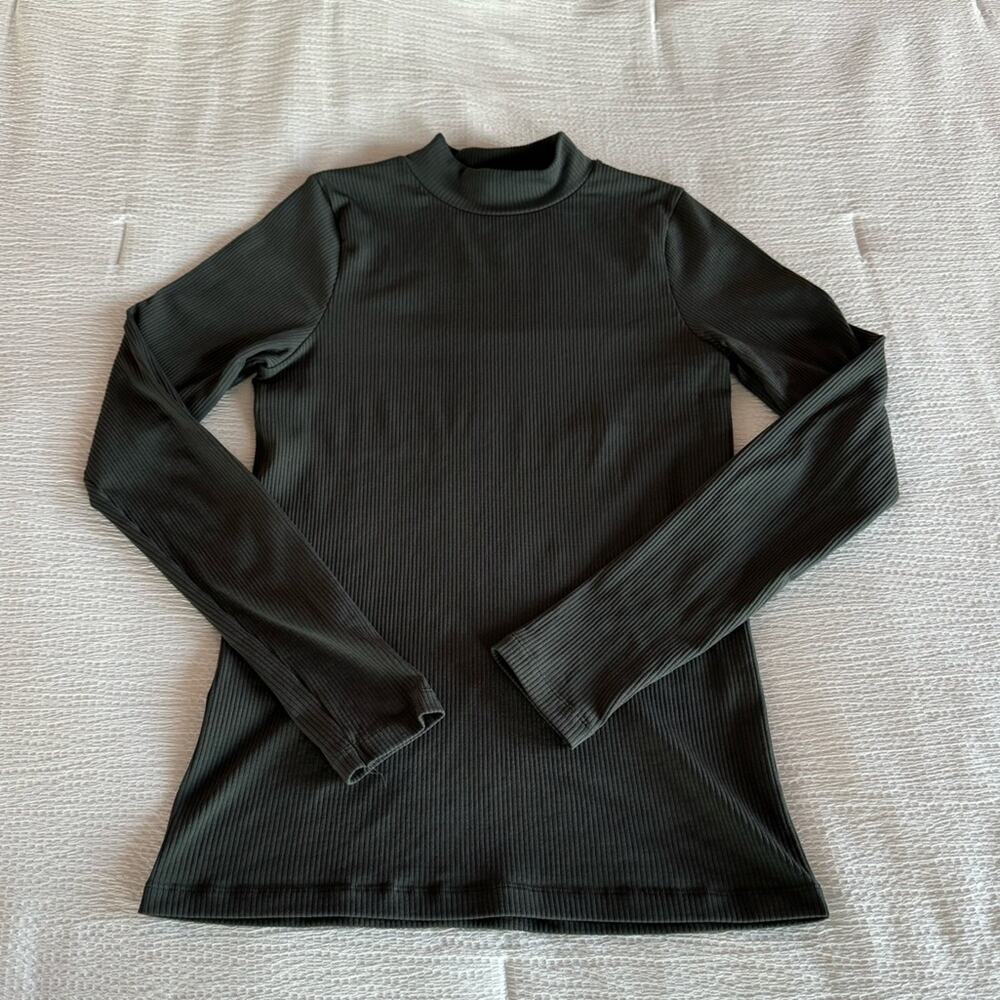 Athleta minimalist, gray, renew, mock top size medium